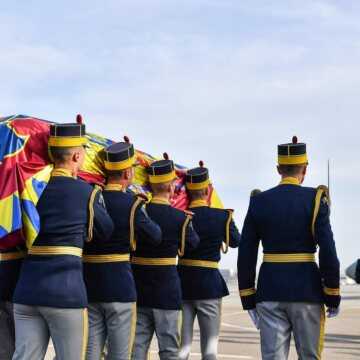 IPS_Nifon_la_sosirea_in_Romania_a_trupului_Regelui_Mihai