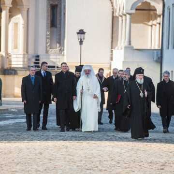 Patriarhul_Daniel_depune_coroana_flori_statuia_Alexandru_Ioan_Cuza