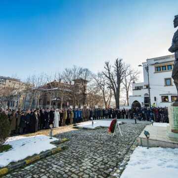 Patriarhul_Daniel_depune_coroana_flori_statuia_Alexandru_Ioan_Cuza