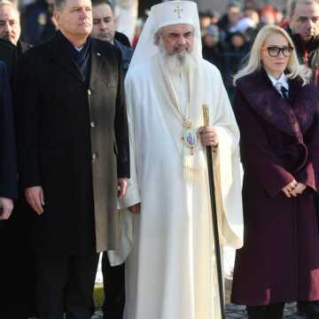 Patriarhul_Daniel_depune_coroana_flori_statuia_Alexandru_Ioan_Cuza
