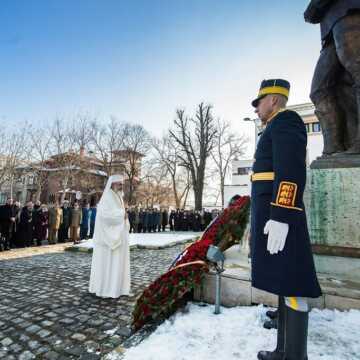 Patriarhul_Daniel_depune_coroana_flori_statuia_Alexandru_Ioan_Cuza