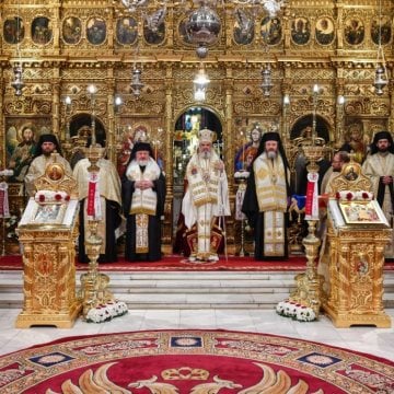 Patriarhul_Daniel_a_primit_Sfanta_Lumina_Catedrala_Patriarhala (1)