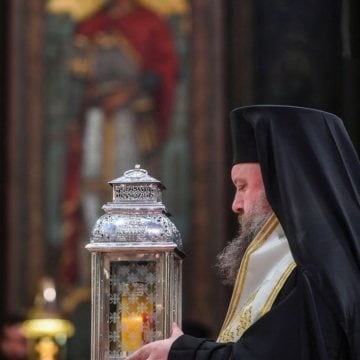 Patriarhul_Daniel_a_primit_Sfanta_Lumina_Catedrala_Patriarhala (11)