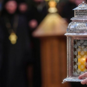 Patriarhul_Daniel_a_primit_Sfanta_Lumina_Catedrala_Patriarhala (12)