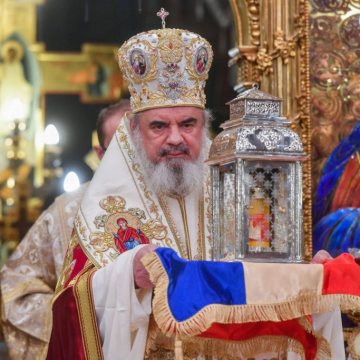 Patriarhul_Daniel_a_primit_Sfanta_Lumina_Catedrala_Patriarhala (13)