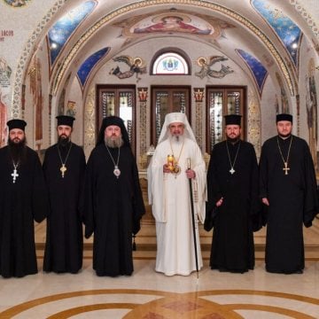Patriarhul_Daniel_a_primit_Sfanta_Lumina_Catedrala_Patriarhala (14)