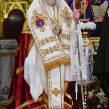 Patriarhul_Daniel_a_primit_Sfanta_Lumina_Catedrala_Patriarhala (2)
