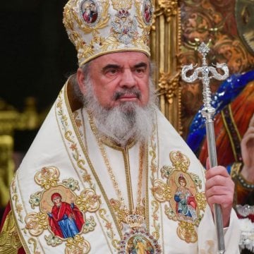 Patriarhul_Daniel_a_primit_Sfanta_Lumina_Catedrala_Patriarhala (3)