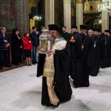 Patriarhul_Daniel_a_primit_Sfanta_Lumina_Catedrala_Patriarhala (4)