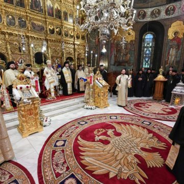 Patriarhul_Daniel_a_primit_Sfanta_Lumina_Catedrala_Patriarhala (6)