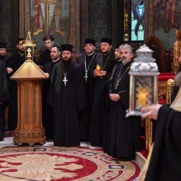 Patriarhul_Daniel_a_primit_Sfanta_Lumina_Catedrala_Patriarhala (7)