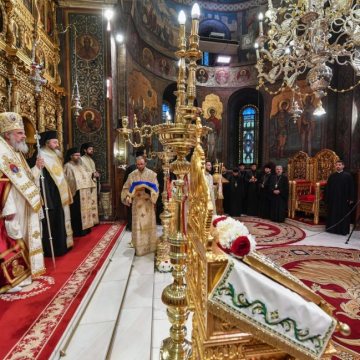 Patriarhul_Daniel_a_primit_Sfanta_Lumina_Catedrala_Patriarhala (8)