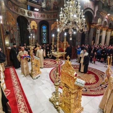 Patriarhul_Daniel_a_primit_Sfanta_Lumina_Catedrala_Patriarhala (9)