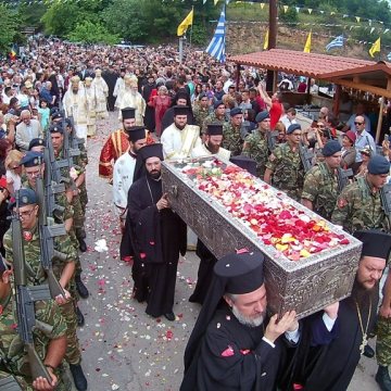 Procesiune cu moastele sfantului Ioan Rusul in insula Evia