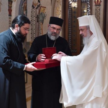 Patriarhul Daniel ofera moaste de Sfinti Romani pentru Episcopia Canadei