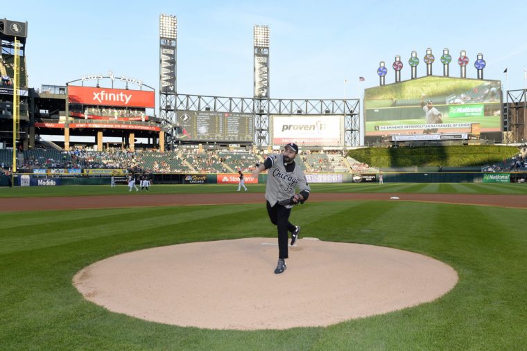 Mitropolitul Nathanael de Chicago arunca prima minge la meciul White Sox